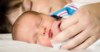 egyuttalvas_csecsemohalal